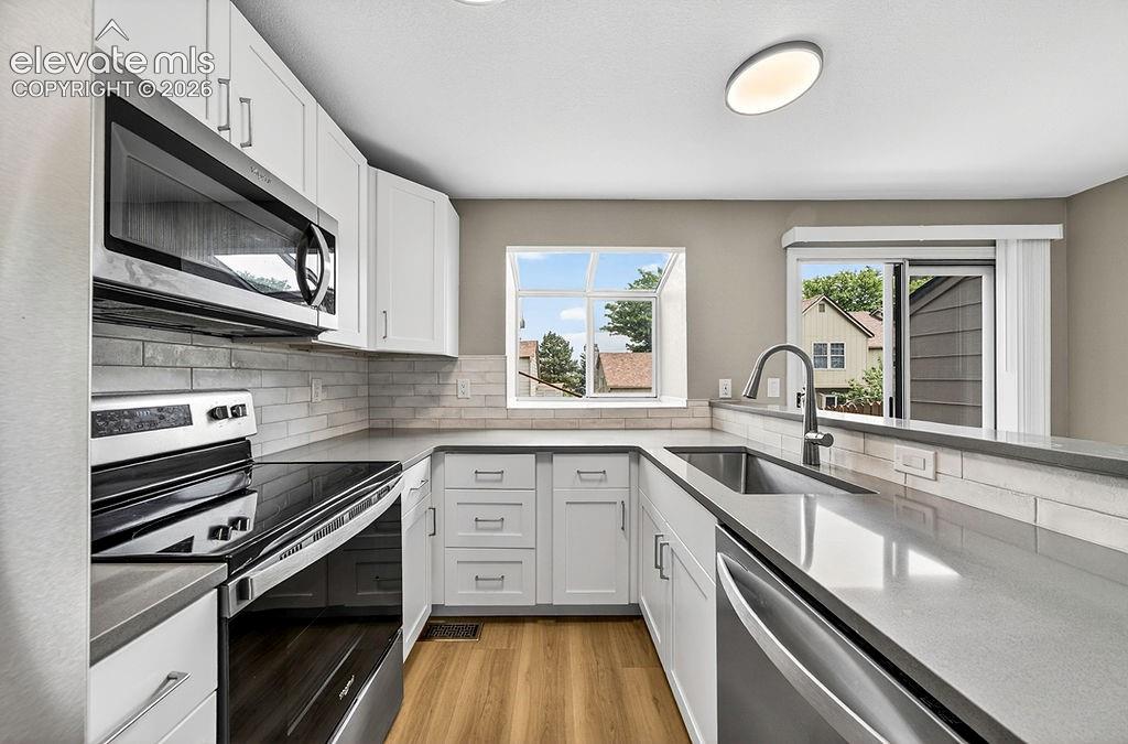 Image 9 of 39: Kitchen