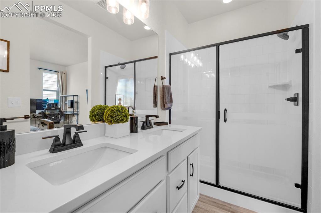 Image 13 of 21: Bathroom