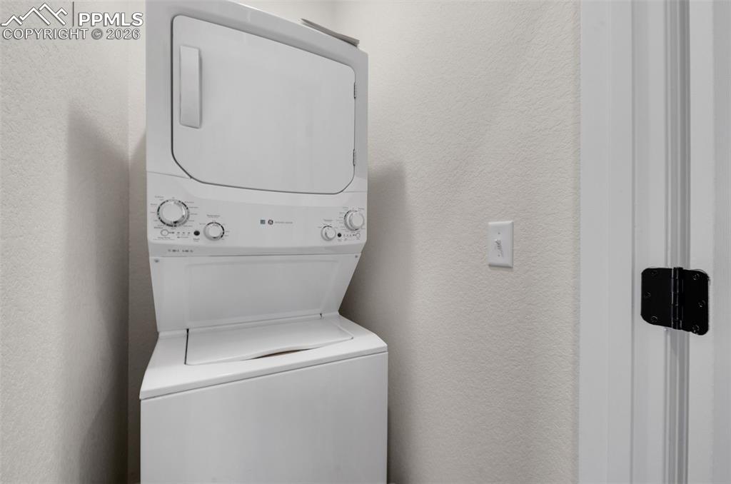 Image 17 of 21: Bedroom