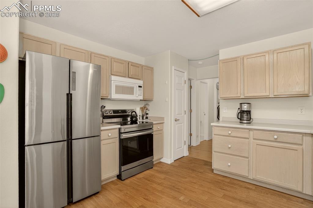 Image 14 of 33: Kitchen