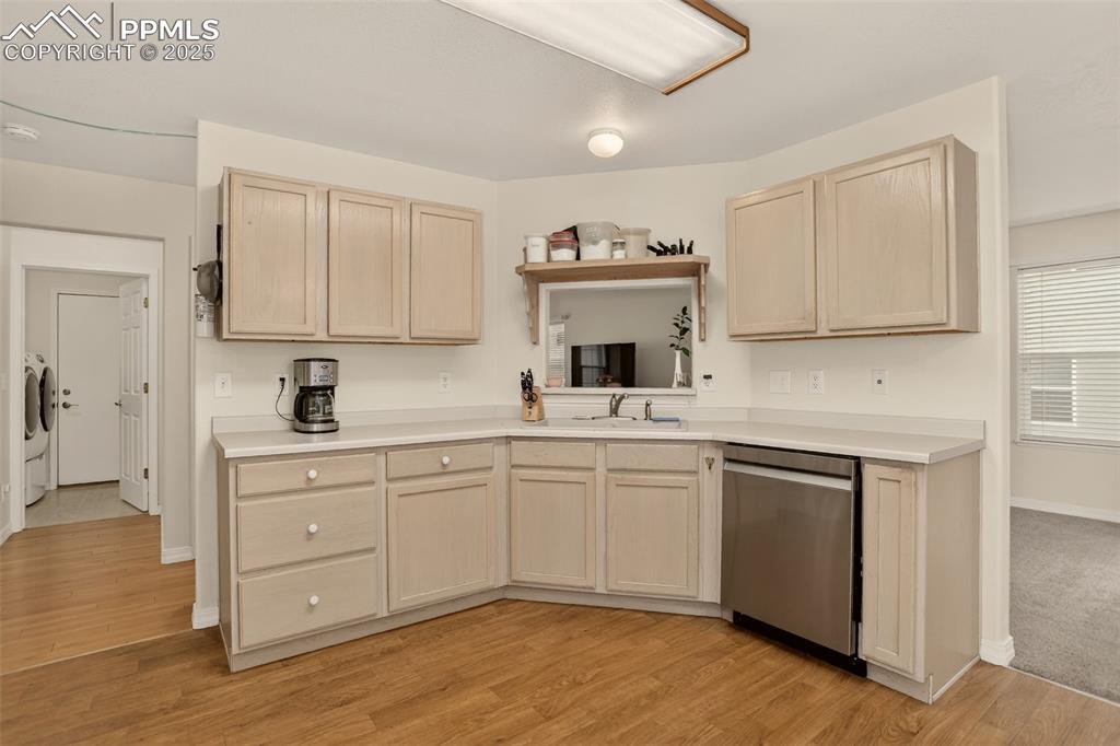 Image 15 of 33: Kitchen