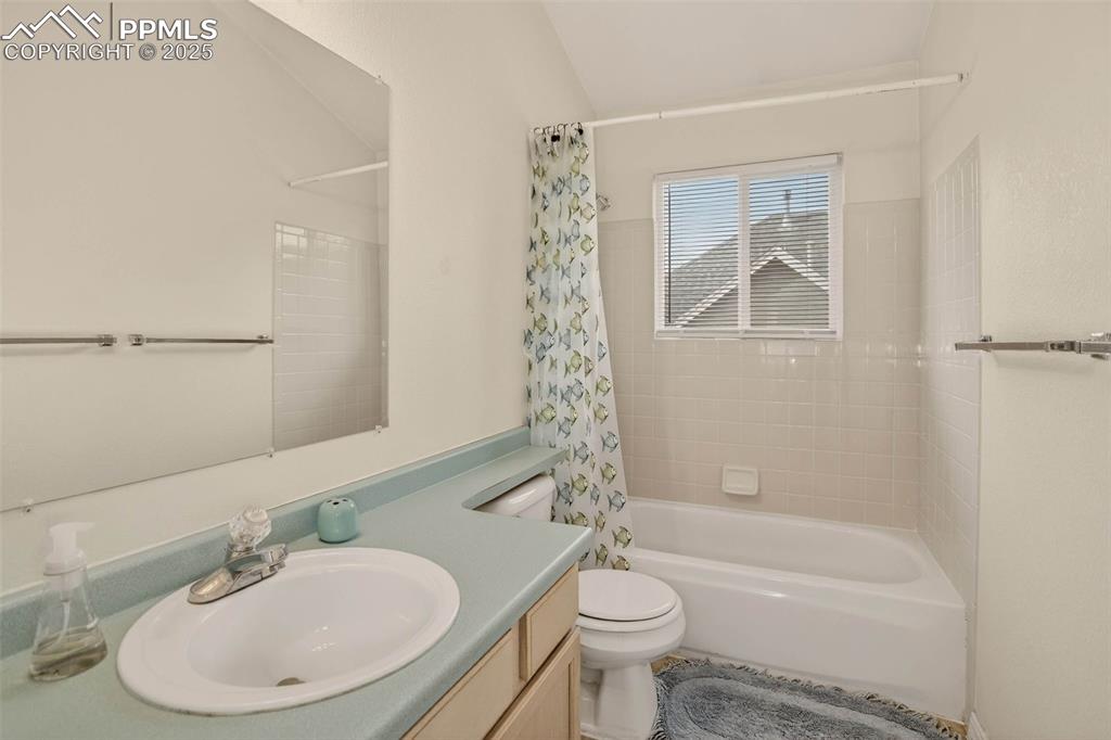 Image 27 of 33: Upstairs bathroom