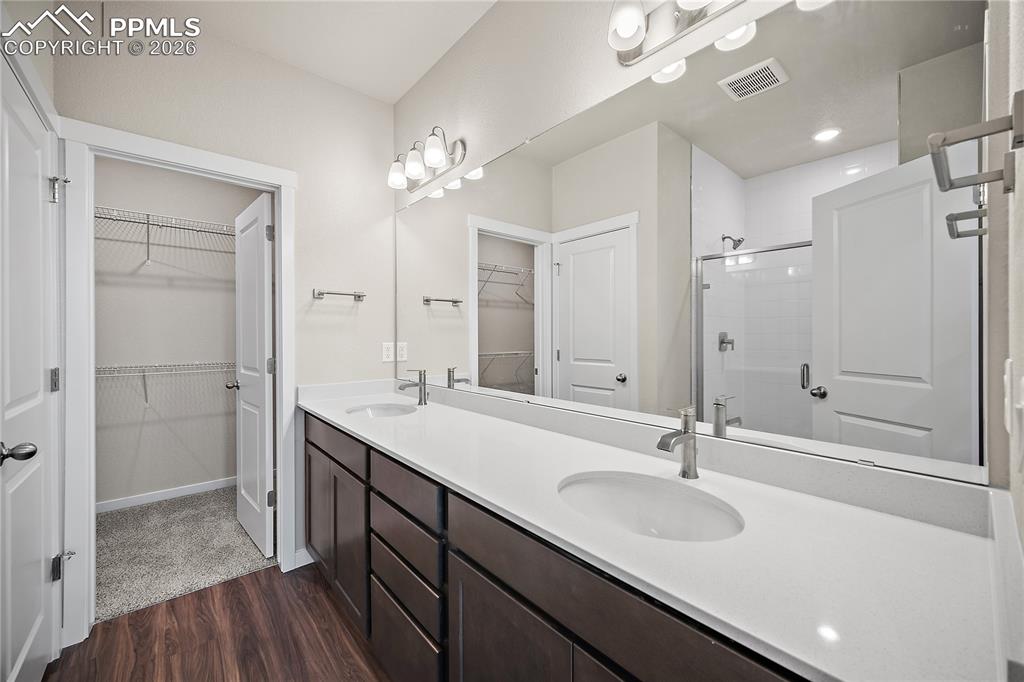 Image 20 of 36: Bathroom