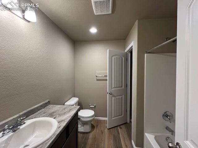 Image 20 of 29: Bathroom