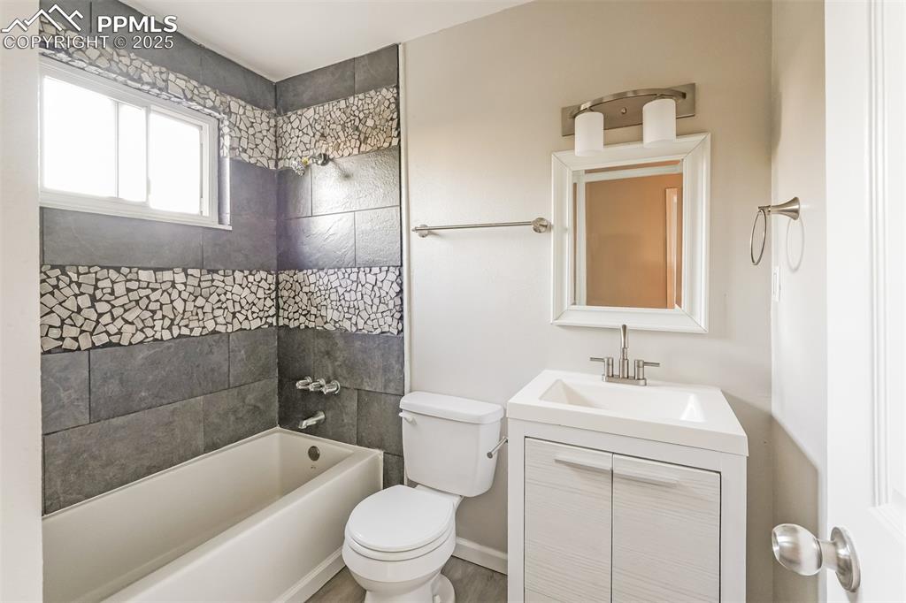 Image 14 of 22: Bathroom