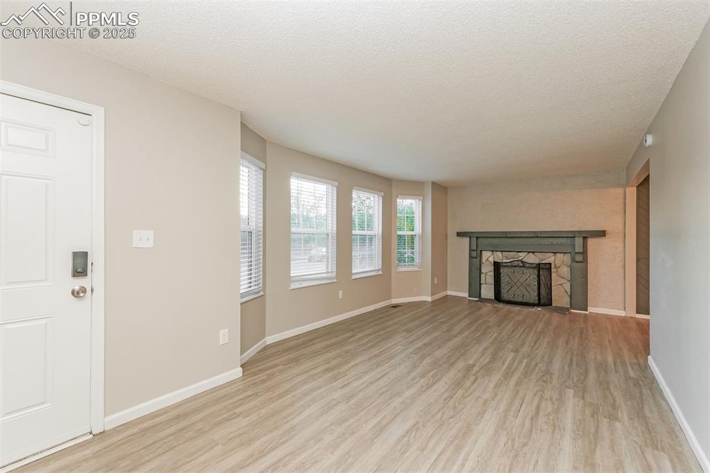 Image 4 of 22: Living Room