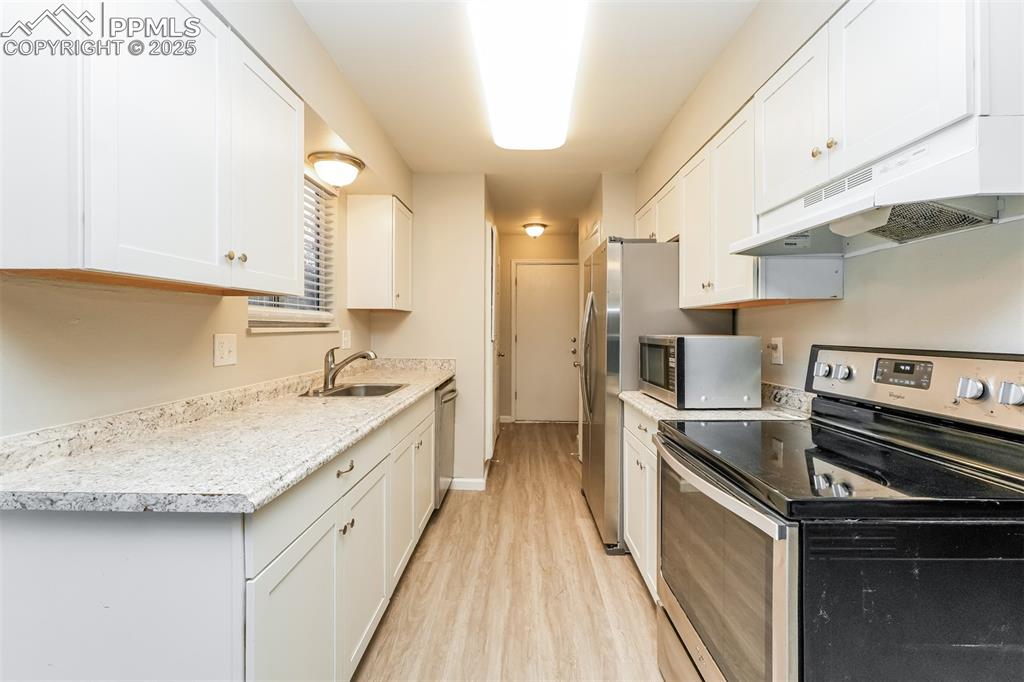 Image 7 of 22: Kitchen