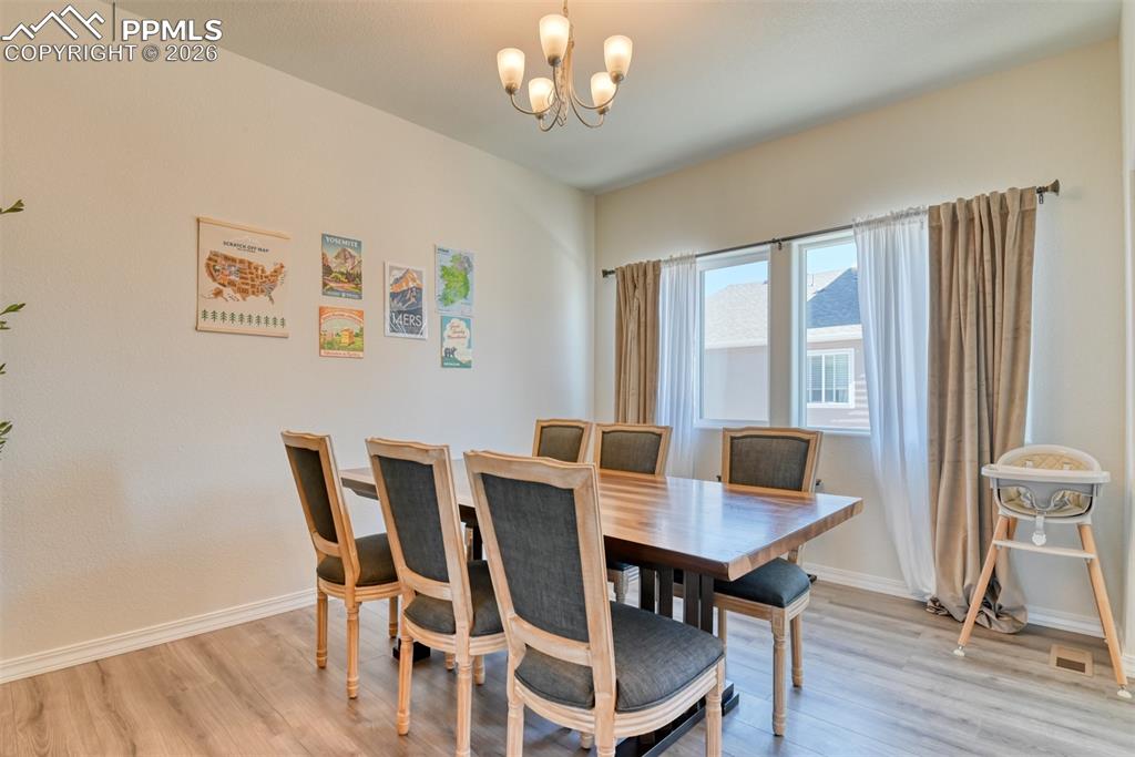 Image 21 of 45: Dining Area