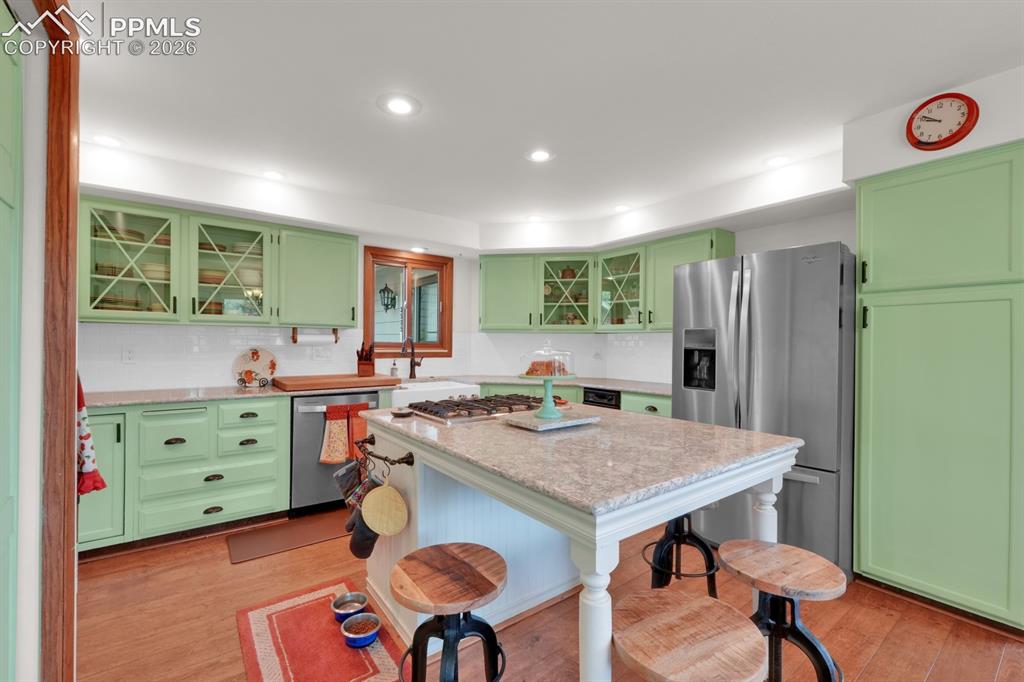 Image 14 of 42: Kitchen 