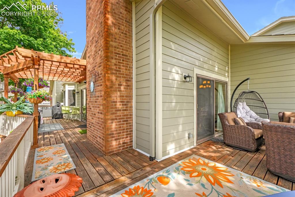 Image 26 of 42: Wrap around deck