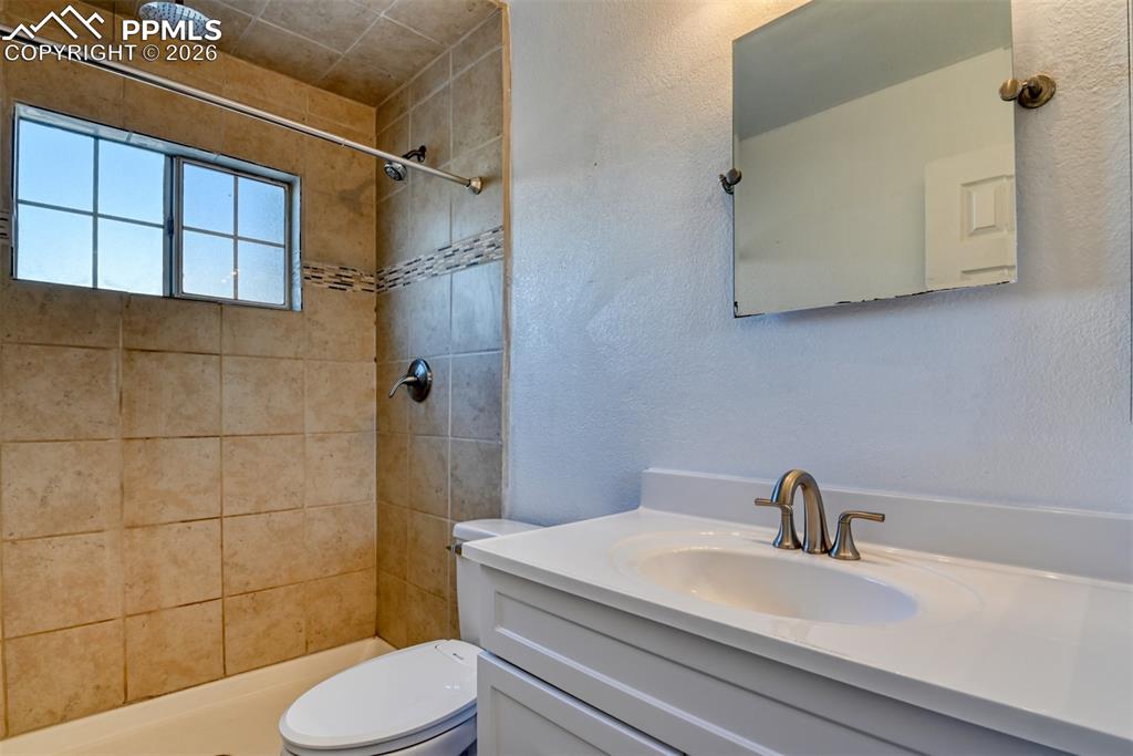 Image 10 of 16: Bathroom