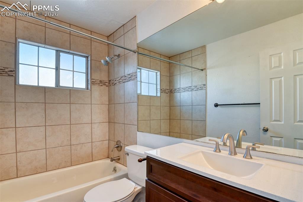 Image 15 of 16: Bathroom