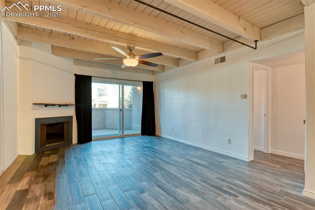 Image 4 of 16: Living Room