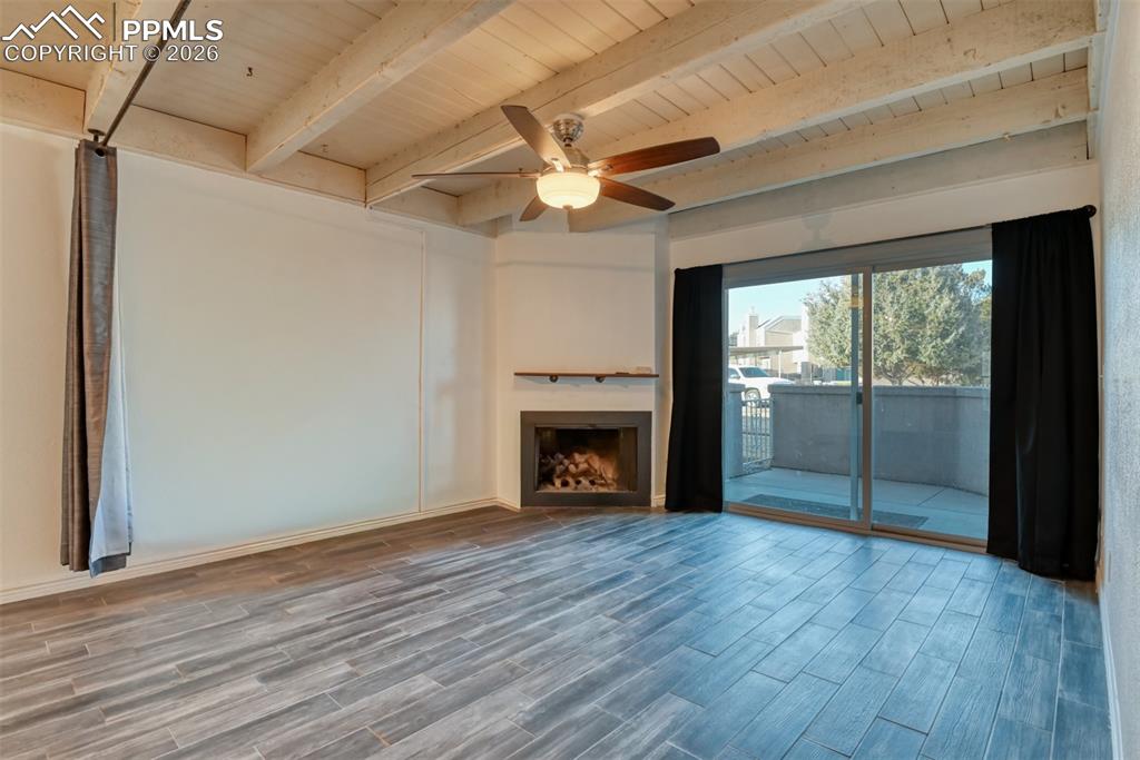 Image 5 of 16: Living Room