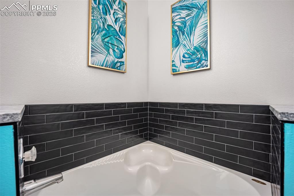 Image 29 of 42: Bathroom