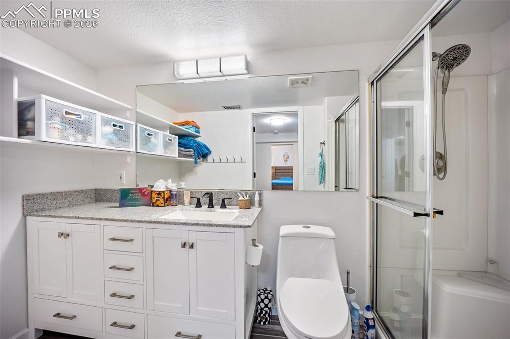 Image 34 of 42: Bathroom