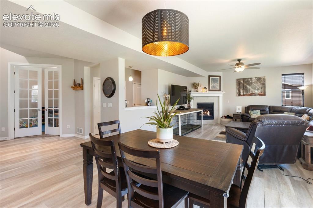 Image 11 of 50: Dining Area