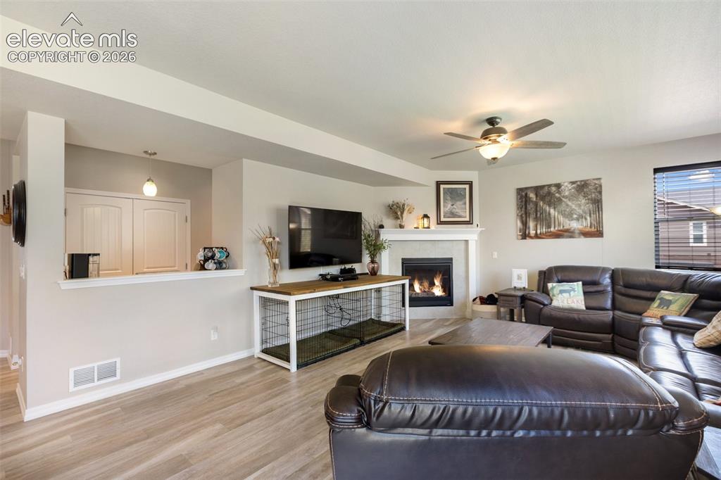 Image 8 of 50: Living Room