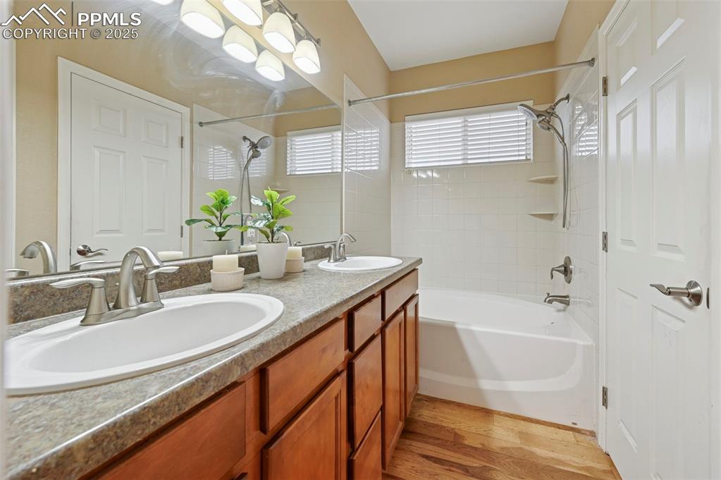 Image 14 of 47: Bathroom