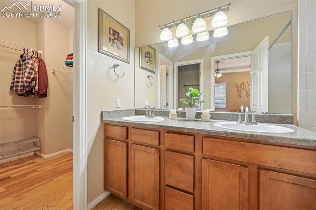 Image 15 of 47: Bathroom