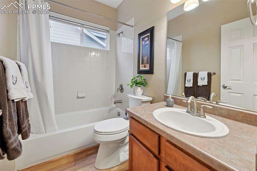 Image 19 of 47: Bathroom