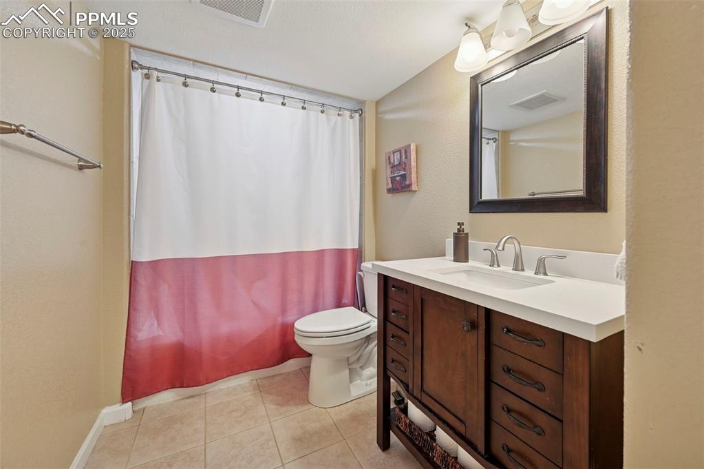 Image 39 of 47: Bathroom