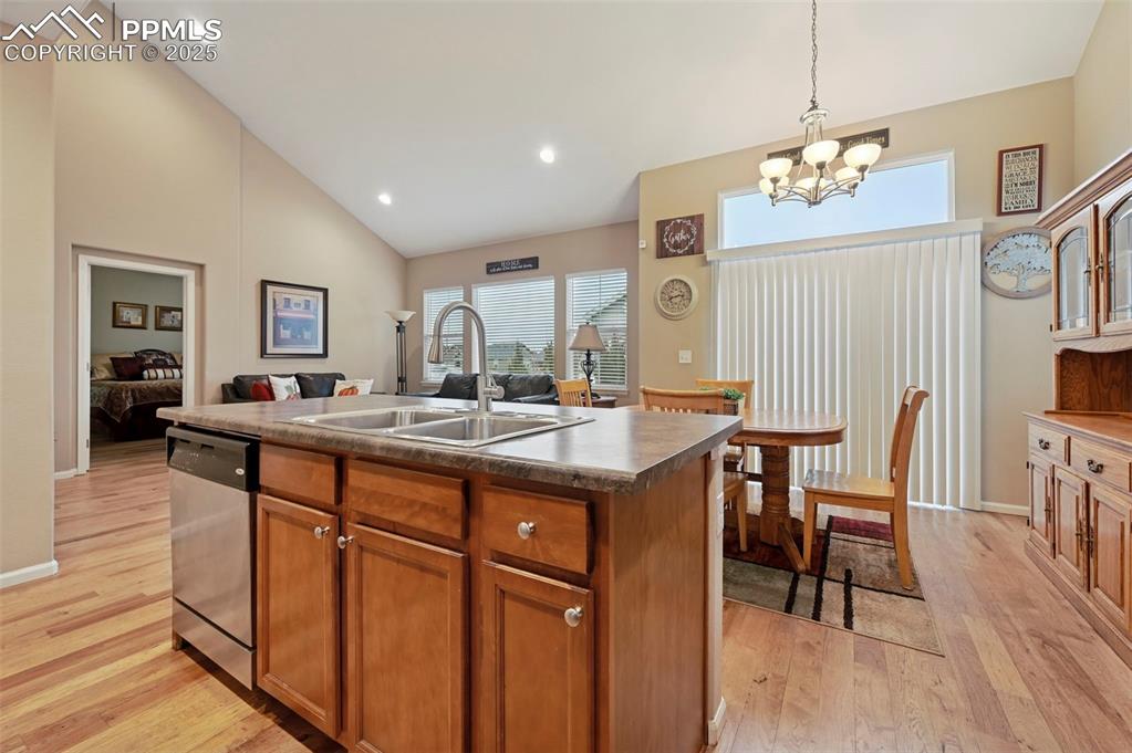 Image 7 of 47: Kitchen