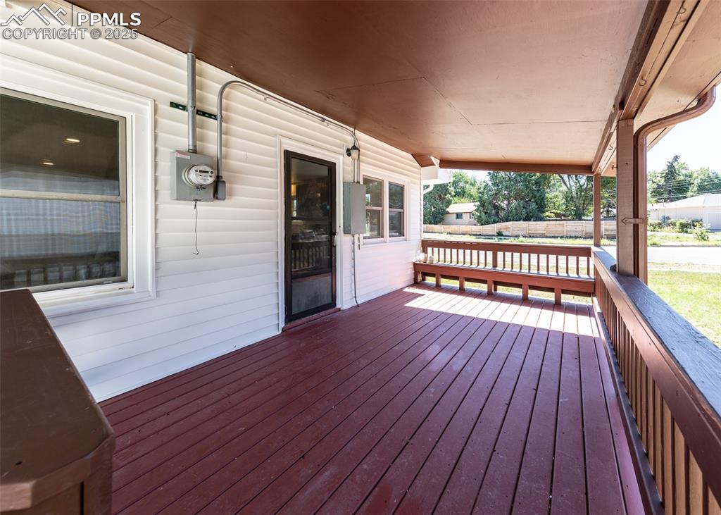 Image 10 of 50: Deck
