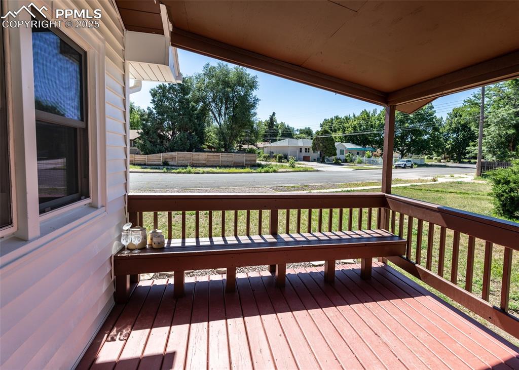Image 11 of 50: Deck