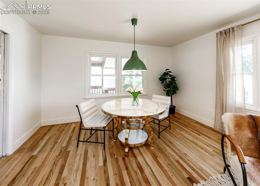 Image 15 of 50: Dining Area