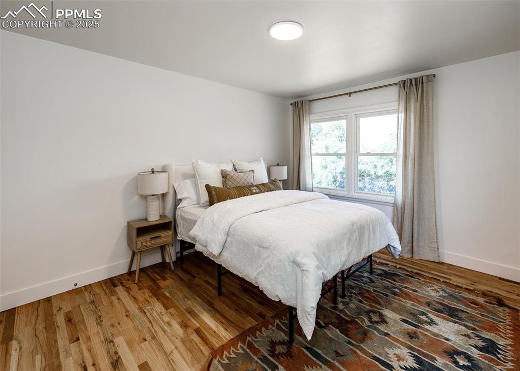 Image 19 of 50: Bedroom