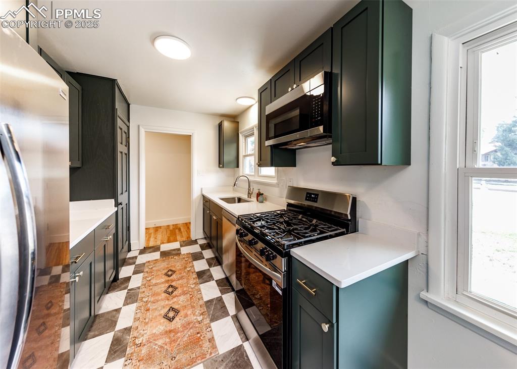 Image 6 of 50: Kitchen