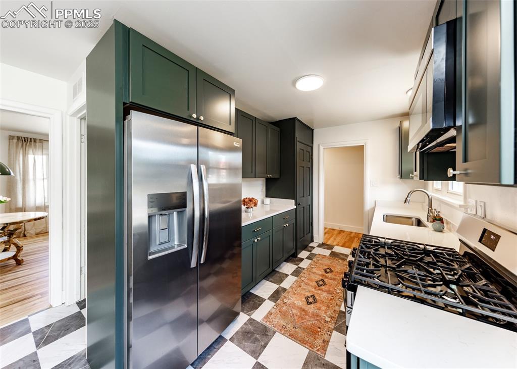 Image 8 of 50: Kitchen