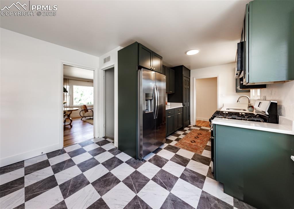 Image 9 of 50: Kitchen
