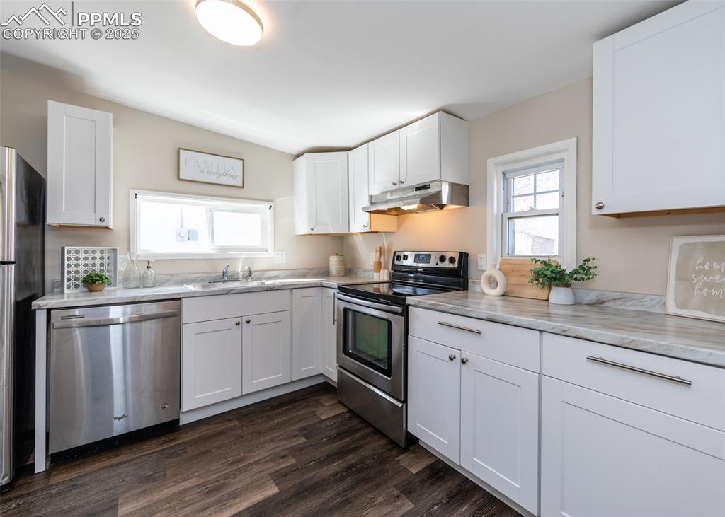 Image 16 of 30: Kitchen