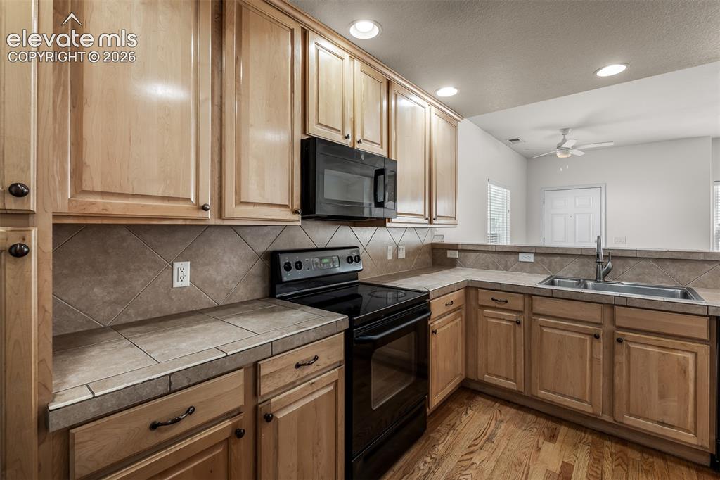 Image 13 of 48: Kitchen