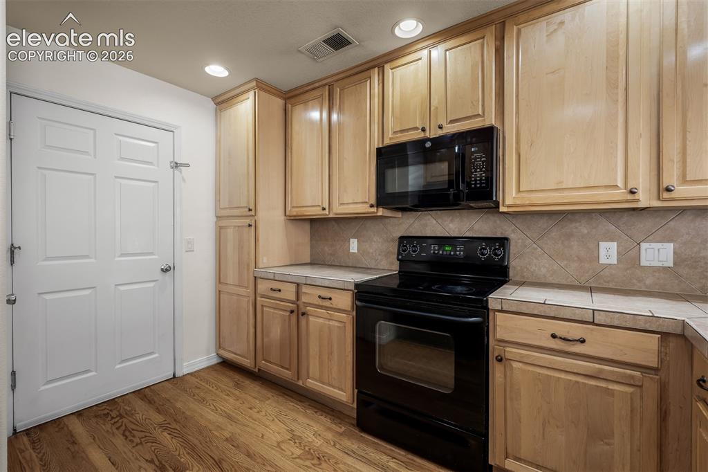 Image 14 of 48: Kitchen