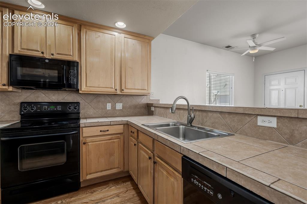 Image 15 of 48: Kitchen