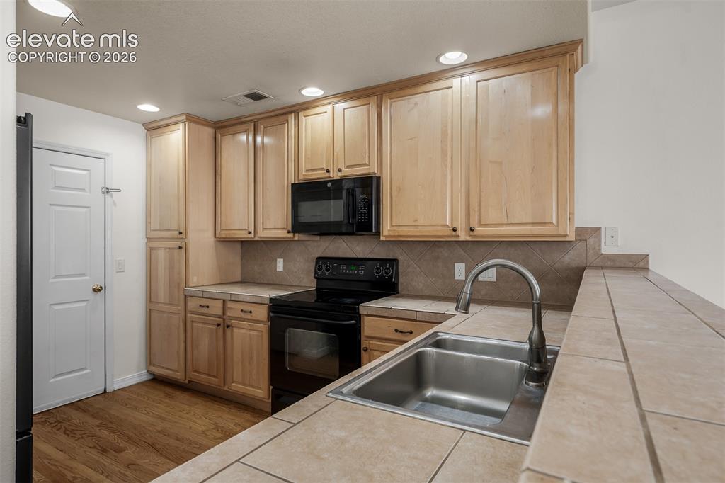 Image 17 of 48: Kitchen