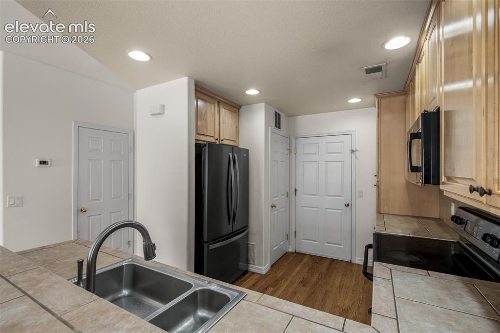 Image 18 of 48: Kitchen