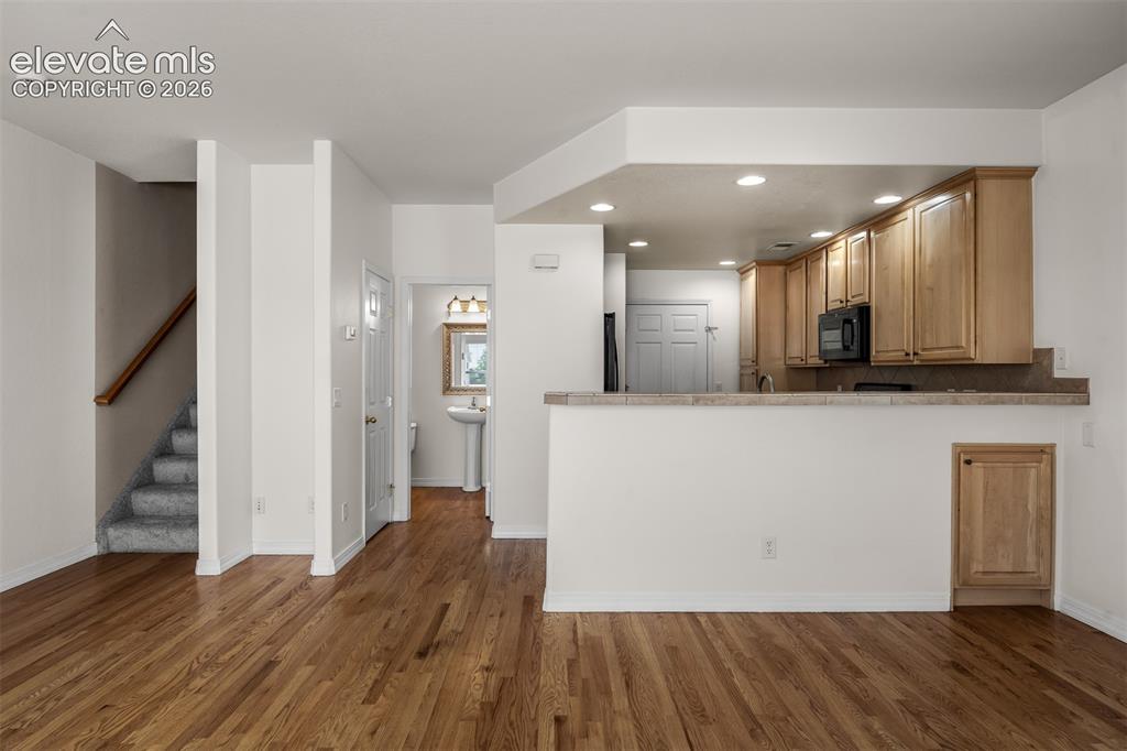 Image 19 of 48: Kitchen