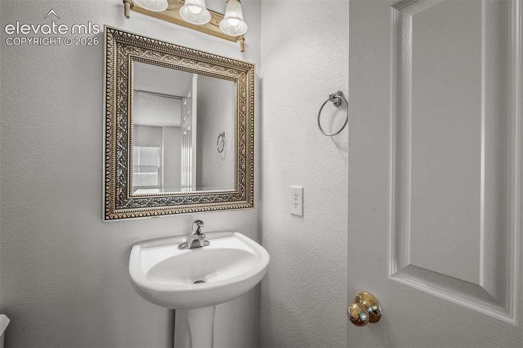 Image 20 of 48: Bathroom