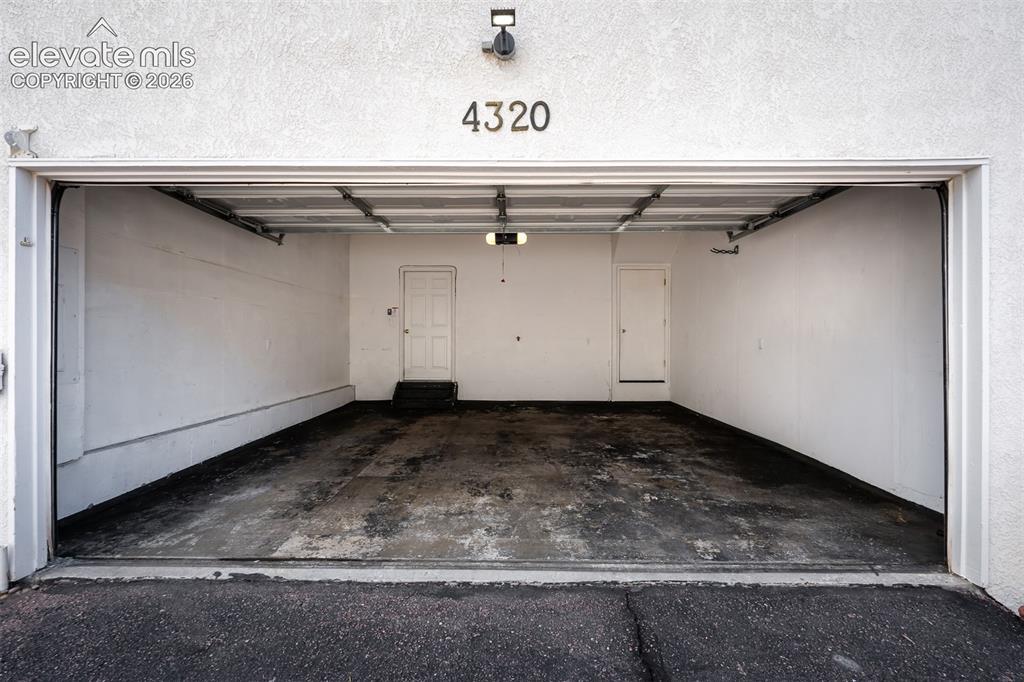 Image 40 of 48: Garage