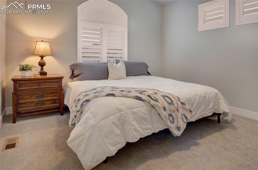 Image 32 of 48: Bedroom