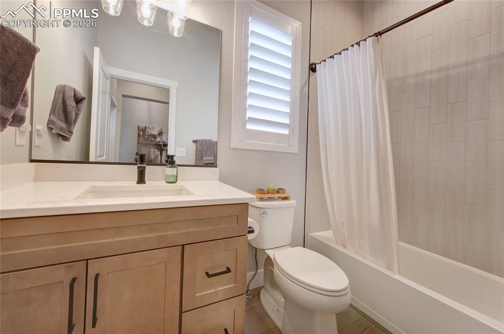 Image 34 of 48: Bathroom
