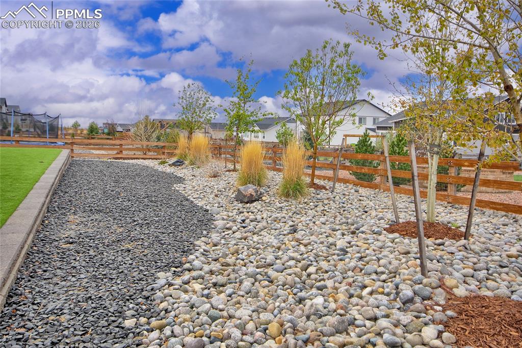 Image 47 of 48: Yard