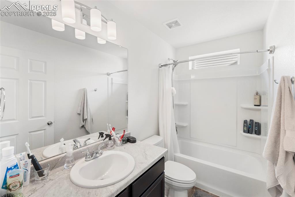 Image 13 of 31: Bathroom