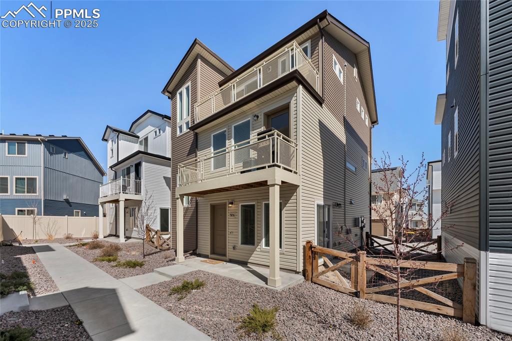 Image 26 of 31: Back of Structure