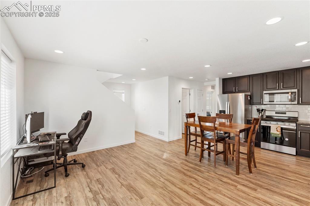 Image 6 of 31: Dining Area