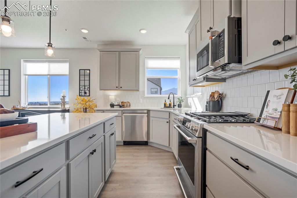 Image 17 of 50: Kitchen